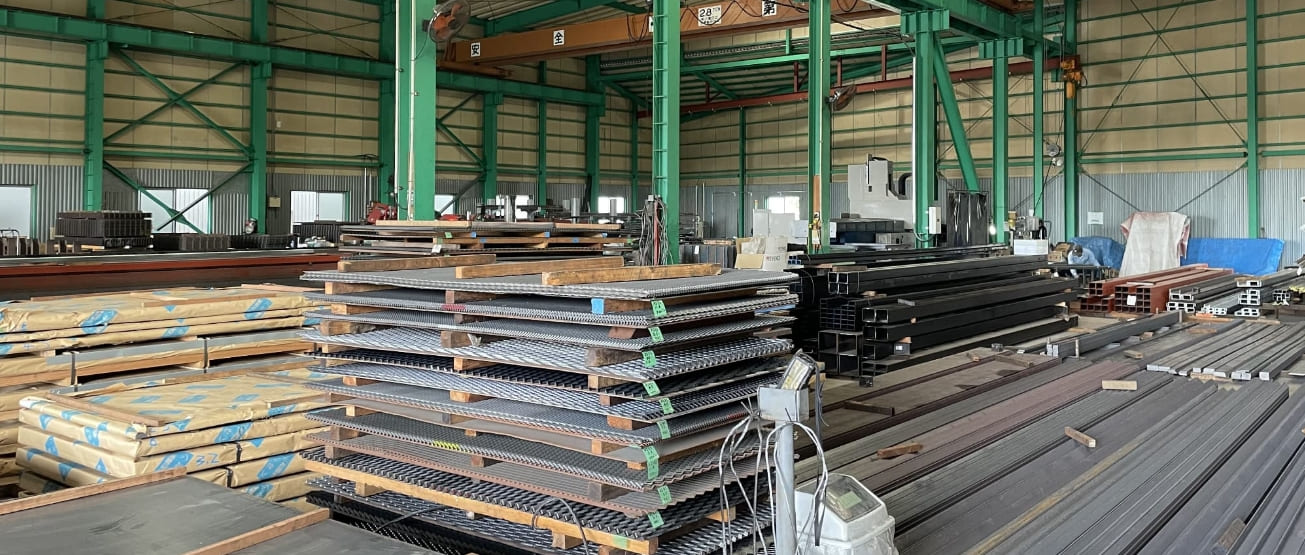 当社は、鋼材の販売から加工まで一貫して対応しており、鋼板をはじめ、異形鉄筋、ワイヤーメッシュ、小径角パイプなど、幅広い鋼材を取り揃えております。
鋼材加工に関しては、単なる切断や加工だけでなく立型マシニングセンタを活用した長尺品加工や高精度な穴あけ加工など多種多様な鋼材加工に対応できる体制を整えており、表面処理や組立といった後工程も含めてすべて一貫対応が可能なことでお客様が複数の業者とやり取りする手間を削減することができます。細かいご要望やニッチなニーズの加工も得意としているため、短納期でお客様のご要望に柔軟に対応いたします。
