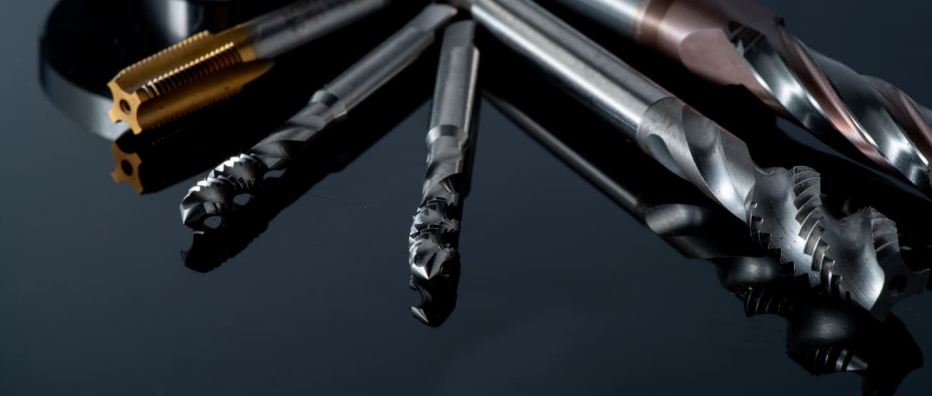 当社は長年機械工具販売に従事しており、多くの製品を取り扱っております。
主に、切削工具や金物・建築資材、測定・計測用品、空圧用品から塗料や補修材などの化学製品といった現場で必要な工具、商品を常に在庫保有しております。
特にボルトやネジ関しては500種類以上の在庫を保有しており、地域でもトップクラスのラインナップを取り揃えております。
