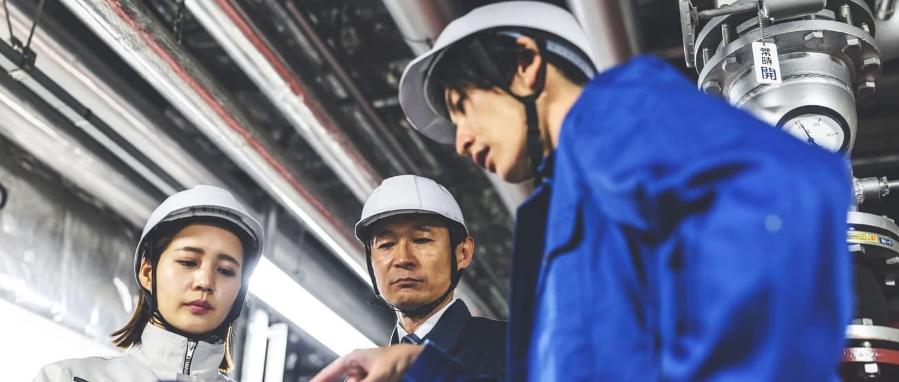 当社は、長年鋼材加工、部品加工業に精通していることから加工だけでなく、保全工事や生産設備のメンテナンスといった工場工事業にも対応しております。
コンプレッサーの修理や配管工事、クレーンの点検・修理、塗床工事、アスファルト舗装など生産現場で発生する多種多様な課題を解決いたします。
また、中古機械の取り扱いも行っているため、緊急で設備更新が必要な場合でも、設備の調達から更新工事までまとめて対応することが可能です。
「お客様の仕事を止めない」ように修理から設備更新まで一貫してサポートいたします。
