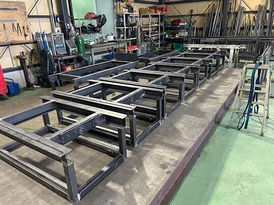 長尺角パイプの穴あけ・タップ加工とは？長尺マシニングによる当社の高精度加工について | 株式会社鍛冶儀商店