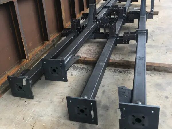 長尺角パイプの穴あけ・タップ加工とは?長尺マシニングによる当社の高精度加工について | 株式会社鍛冶儀商店 長尺角パイプの穴あけ・タップ加工とは?長尺マシニングによる当社の高精度加工について | 株式会社鍛冶儀商店